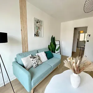 https://la-douceur-roannaise-parking-prive-proche-gare.hotels-rhonealpes.com